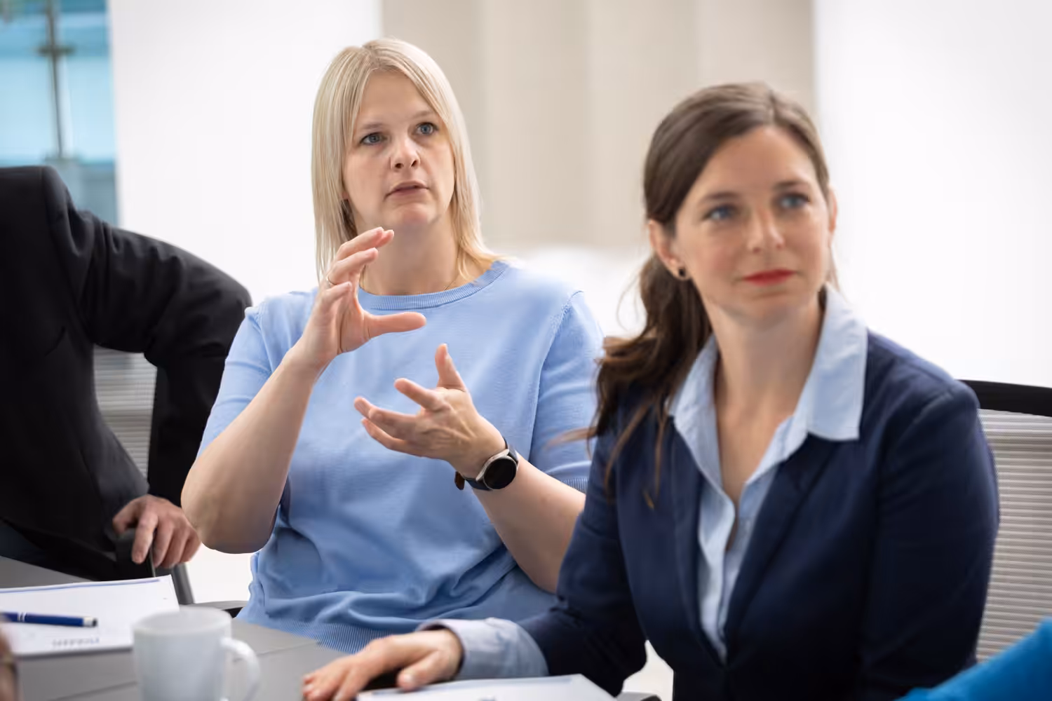 Denkarbeit.Ruhrweb-0031 Teilnehmer hebt die Hand für eine Frage während der Präsentation