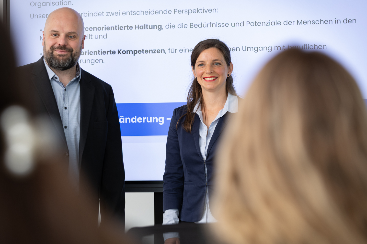 Referentin präsentieren Inhalte auf dem Monitor