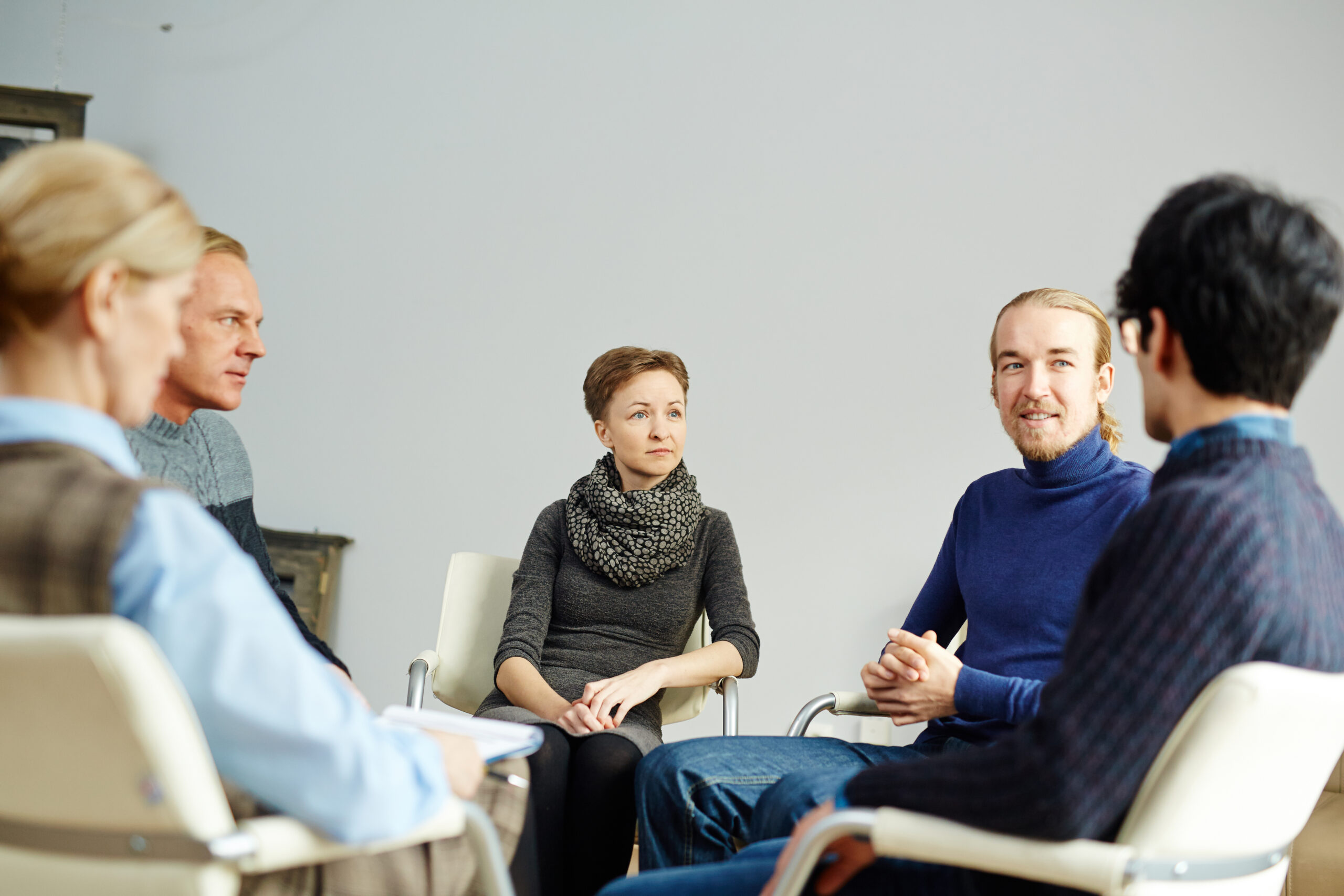 Conversation of groupmates Teilnehmer hebt die Hand für eine Frage während der Präsentation